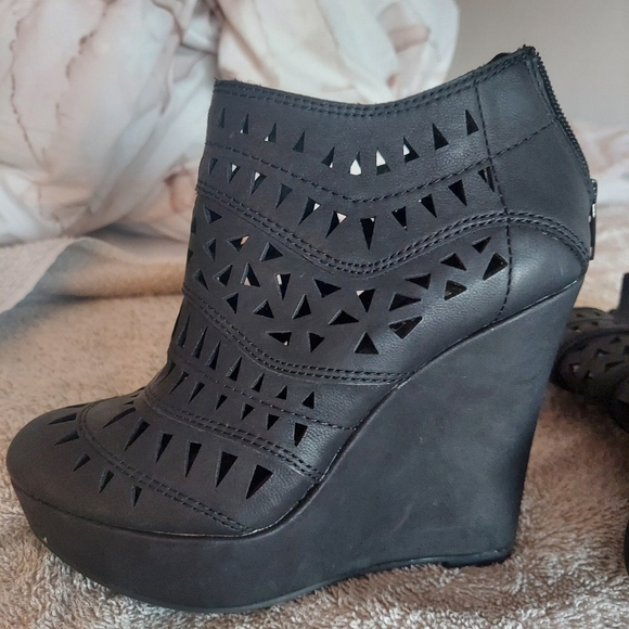 Jasmin black platform bootie Size 5 1/2 - Picture 2 of 3